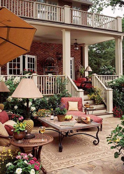 Foto: Do you agree this is the perfect patio for a Friday happy hour? Click LIKE if you do!