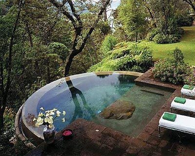 Gambar: Using one word, describe this backyard.