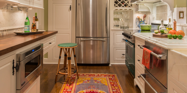 Cottage Kitchen with white painted crown molding