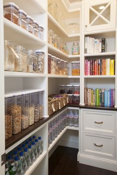 organized pantry // Organizing Spotlight: Neat Method // Arianna Belle Blog