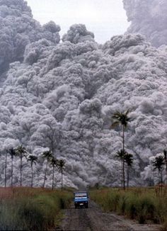 Volcanic pyroclastic flow. Almost looks like the one from the 1991 Mt. Unzen blast that killed The Krafts (Vulcanologists). - thank you @Carla Russo Pastore for pointing it out that it is not a sand storm!