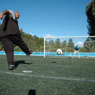 Mohamed Abdelgayed (at the goal) wishes that football will help Mustafa Abdelwahab to integrate into the Finnish society like it did for Mohamed six years ago.