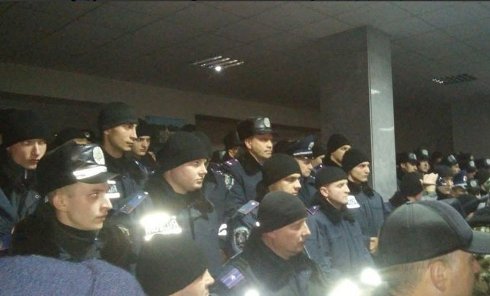 Столкновения в горсовете Кривого Рога между митингующими и работниками правоохранительных органов