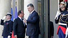 Президент Украины Петр Порошенко и президент Франции Франсуа Олланд на встрече "нормандской четверки" в Париже