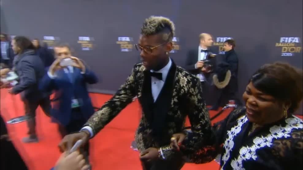 Pogba y su vdeo... firmando una camiseta del Bara!