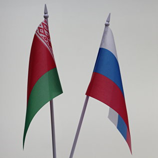 Белорусский и российский флаги