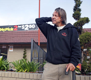 Homeless man who spotted Calif. fugitives gets $100K 