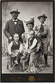 Familjeporträtt. Familjen Olners i Vimmerby - Nordiska Museet - NMA.0000073.jpg