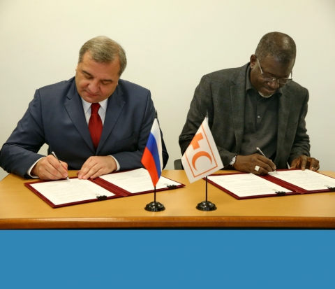 Russian Emergency Minister Vladimir Puchkov and Secretary General of International Federation of Red Cross and Red Crescent Societies Elhadj As Sy signing declaration on cooperation development