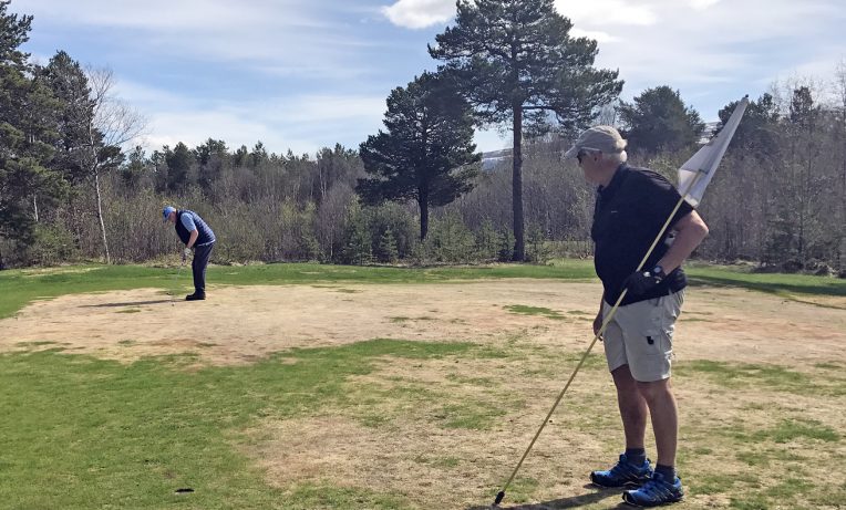 Håkon Mjøen og Ulf Fjøsne tok lørdag en trningsrunde på golfbanen.