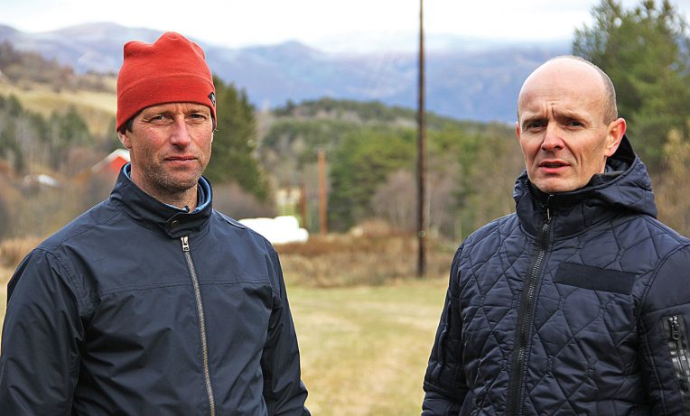 Olav Skjøtskift og Stein Kjartan Vik i Oppdal fjellmat & fjellfisk håper å etablere oppdrettsanlegg for fjellørret på denne tomta ved Driva. I kveld orienterer Vik grenda om planene.