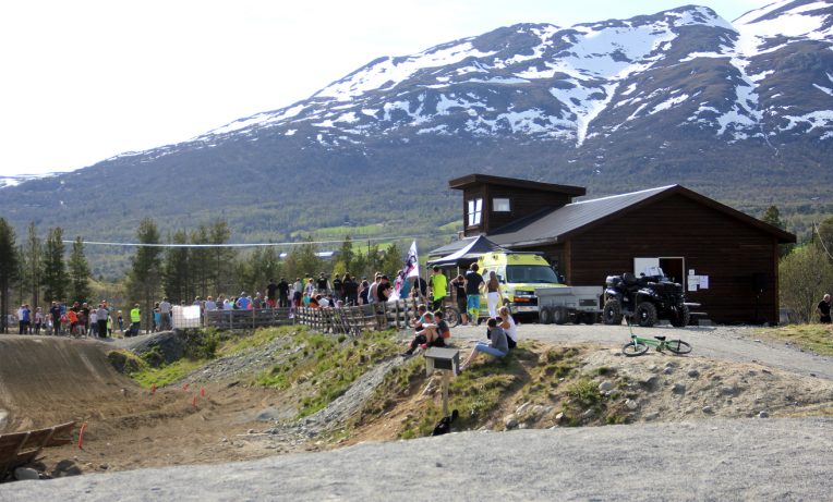 Mange tilreisende koste seg med å se motocross på Moa i godværet lørdag.