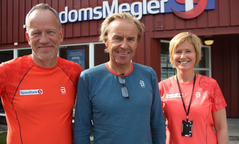 Sponsorsjef Stein Bugge (t.v) sjef for herrelandslaget i sprint, Arild Monsen og Christin Gulaker Gjønnes i Sparebank 1 SMN gleder seg til sommerens treningssamling i Oppdal.