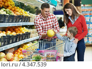 Семья выбирает продукты в супермаркете, фото № 4347539, снято 2 октября 2012 г. (c) Дмитрий Калиновский / Фотобанк Лори