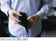 Man holding an empty wallet, фото № 6381061, снято 21 ноября 2013 г. (c) Ingram Publishing / Фотобанк Лори