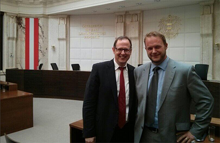 Christof Tschohl und sein Anwalt Gerald Scheucher nach der Verhandlung 