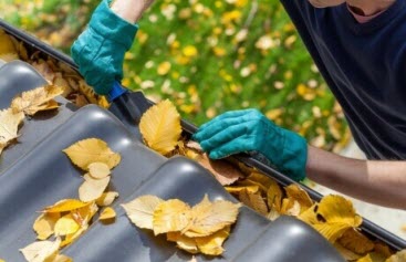 as Reinigen der Dachrinne gehört zum Herbstcheck, denn Laub behindert das Abfließen des Wassers