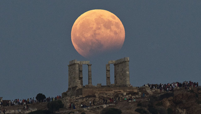 Частичное лунное затмение на мысе Сунион, Греция
