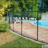 Barrière ou clôture de piscine : indispensable à la sécurité, design en option