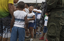 Военные проверяют рюкзаки у школьников в одной из фавел Рио-де-Жанейро