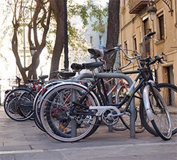 Filera de bicicletes aparcades en punts d'ancoratge al carrer