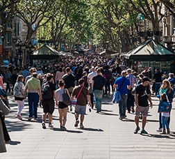 Persones passejant per les Rambles