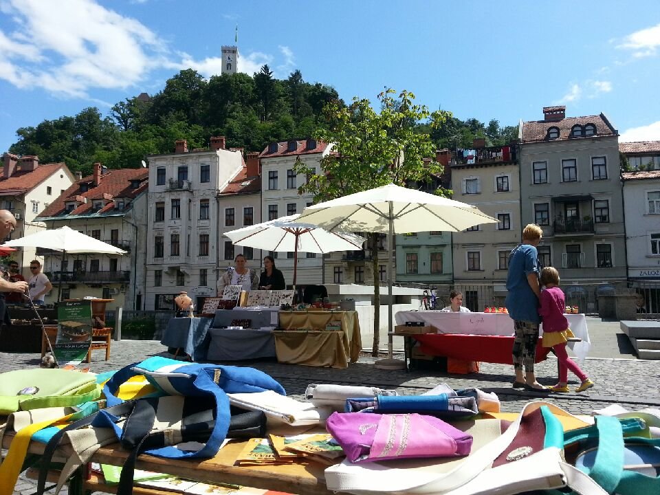 ART market in pogled na Ljubljanski grad