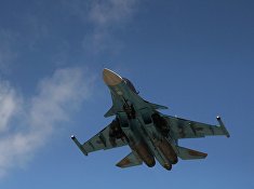 Российский истребитель-бомбардировщик Су-34 взлетает из аэропорта Латакии в Сирии