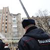 Сотрудники правоохранительных органов у девятиэтажного жилого дома в городе Шахты, в котором произошел взрыв бытового газа