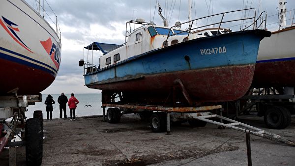 Яхты на пристани яхт-клуба в Евпатории