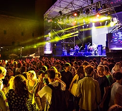 Públic d'un concert a la plaça dels Àngels amb l'escenari al fons