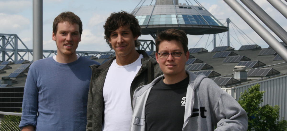 Die drei t3n-Gründer Martin, Jan und Andy im Jahr 2005. Aus ihrem ersten Office an der Expo-Plaza schicken sie massenhaft positive Vibes in die digitale Welt.