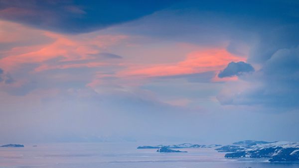 Вид на пролив Малое море озера Байкал на закате со смотровой площадки у памятника бродяге по трассе Иркутск - МРС (Маломорская рыбная станция)