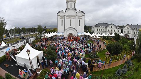 Верующие во время молебна у храма Спаса Нерукотворного Образа в селе Усово в Московской области