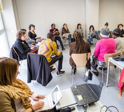 Un grup de persones es reuneix en una sala