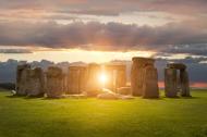 Sommeranfang-Symbolbild: Sonnenaufgang zur Sommersonnenwende in Stongehenge