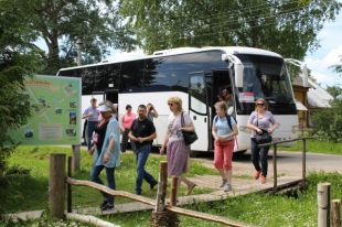 Туристические автобусы из Углича до Мартынова добираются объездным путём в 60 км.