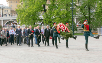 Возложение цветов к Могиле Неизвестного Солдата и памятнику маршалу Жукову