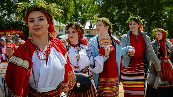 Хоровод во время народных гуляний