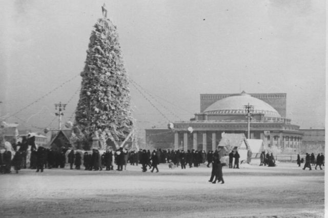 В 1962 году главная елка стояла у Академического театра оперы и балета. Так будет и нынче.