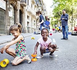 Infants participant en una activitat al carrer