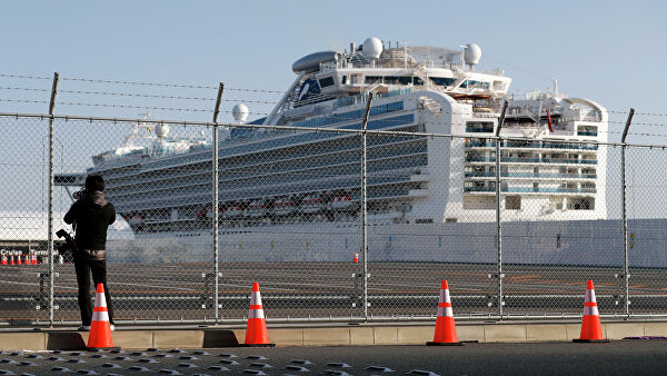 Журналист у круизного лайнера Diamond Princess в порту Йокогама, Япония