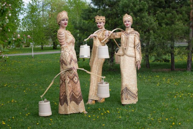 Смотришь на моделей в деревянной одежде и складывается впечатление, будто со дня основания города тайгинские красавицы щеголяли в таких оригинальных нарядах.