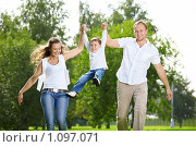 Купить «Счастливая семья», фото № 1097071, снято 9 сентября 2009 г. (c) Raev Denis / Фотобанк Лори
