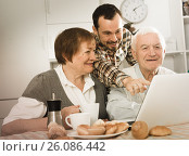 Купить «Family watching news in Inet», фото № 26086442, снято 1 апреля 2020 г. (c) Яков Филимонов / Фотобанк Лори