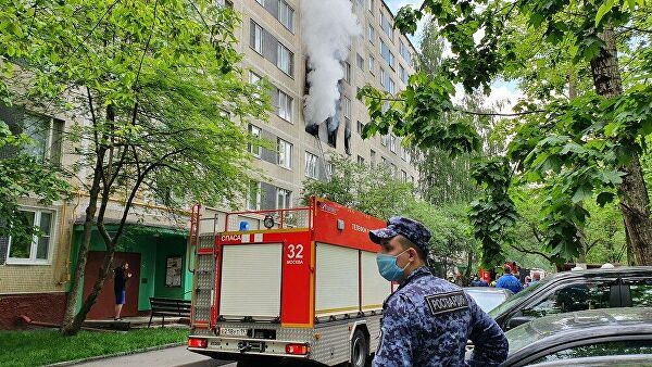 Работа пожарно-спасательных подразделений по ликвидации возгорания в жилом доме на улице Дорожная в ЮАО