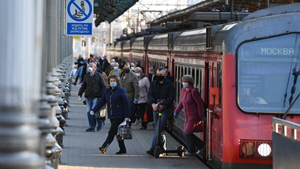 Пассажиры на платформе Ярославского вокзала в Москве