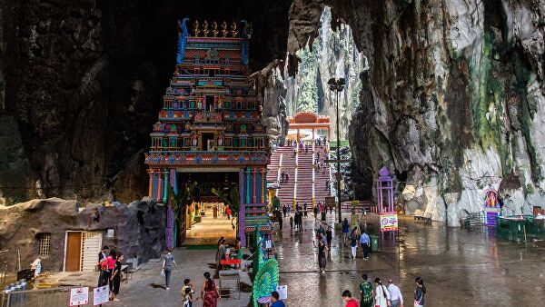 Туристы в пещерах Бату в Куала-Лумпуре