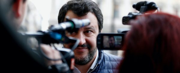 Quando si tratta di napoletani l'uomo-selfie Salvini torna a condannare gli assembramenti