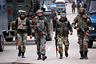 Indian army soldiers patrol a street near a site of a gunbattle between Indian security forces and suspected militants in Khudwani village of South Kashmir's Kulgam district, April 11, 2018. REUTERS/Danish Ismail - RC168F459240